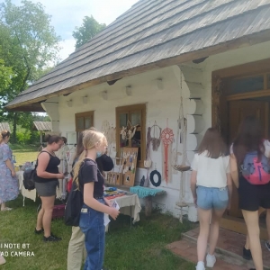 Uczestnicy wycieczki zwiedzają skansen