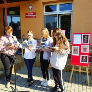 Uczennice klasy VIII wraz z p. bibliotekarkami czytały „Moralność Pani Dulskiej”  Gabrieli Zapolskiej