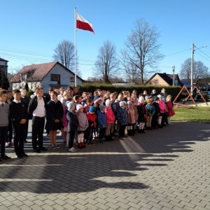 Uczniowie przed budynkiem szkoły