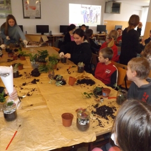 Uczniowie podczas warsztatów florystycznych