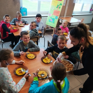 Chętnych uczniów na dokładkę grzanek nie brakowało