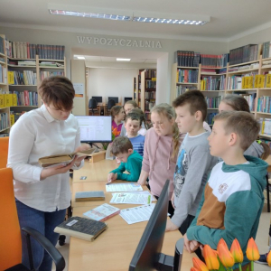 Pani bibliotekarka z GBP w Majdanie Królewskim podczas lekcji bibliotecznej z naszymi dziećmi