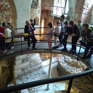 Uczniowie podczas zwiedzania wystawy archeologicznej "Wawel odzyskany"