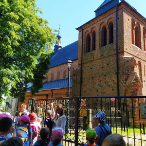 Słuchanie ciekawostek przewodnika o historii kościoła św. Jakuba