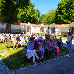 Słuchanie opowieści przewodnika pod Kościołem św. Józefa