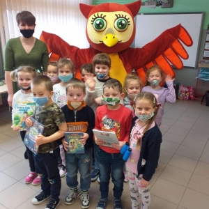 Przedszkolaki z sową i panią bibliotekarką w swojej sali