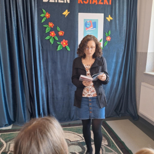 Pani Agnieszka czyta fragment książki uczniom