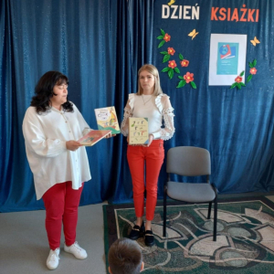 Panie pokazują uczniom książki, których fragmenty będą czytane na spotkaniu czytelniczym.