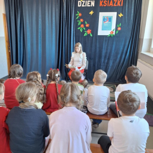 Pani Karolina czyta dzieciom.