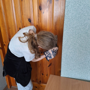 Dziewczynka otwiera drzwi w kuchennych rękawicach