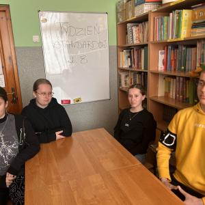 Uczniowie z klasy VIII uczestniczą w zajęciach z psychologiem w ramach "Tygodnia Standardów"