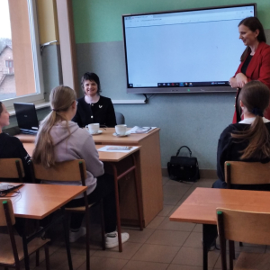 Panie z Zespołu Szkół Technicznych w Kolbuszowej prowadzą zajęcia zawodoznawcze dla uczniów klasy VIII 