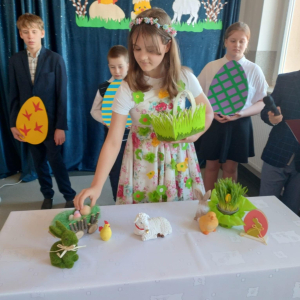 Pani Wiosna układa na stole wielkanocne symbole