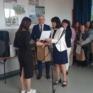 Uczestniczka konkursu odbiera dyplom i nagrodę z rąk Dyrektora PSP w Woli Rusinowskiej oraz Dyrektora GOK w Majdanie Królewskim