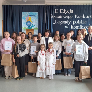 Uczestnicy konkursu, ich opiekunowie oraz organizatorzy robią sobie pamiątkowe zdjęcie