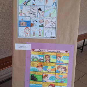 Na sztaludze prezentowane są komiksy uczniów, którzy zajęli III miejsca