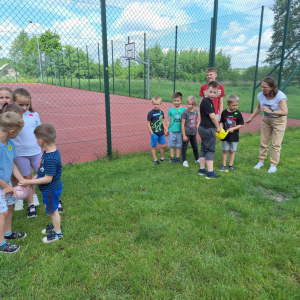 Dzieci uczestniczą w wyścigu z wodą w baloniku