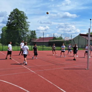 Uczniowie klas starszych grają w siatkówkę.