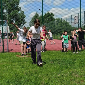 Dzieci uczestniczą w wyścigach z piłeczką na łyżce