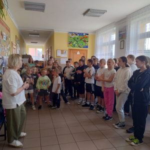 Pedagog mówi do dzieci.