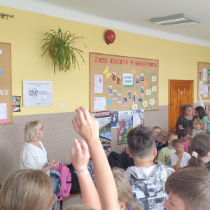 Dzieci zgłaszają się do wypowiedzi