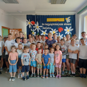 Uczniowie pozują do grupowego zdjęcia z p. higienistką.