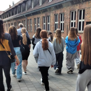 Uczniowie klasy VIII zwiedzają Muzeum Auschwitz-Birkenau