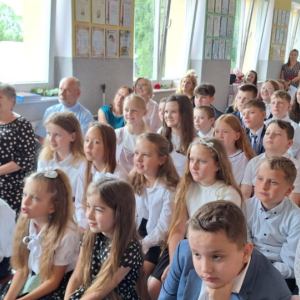 Cała społeczność szkolna uczestniczy w akademii na koniec roku szkolnego 2024/2025