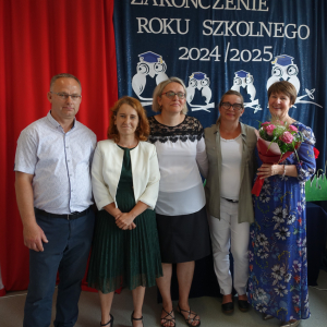 Rodzice wraz z wychowawczynią ustawili się do wspólnego zdjęcia