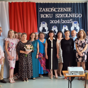 Pracownicy szkoły pozują do wspólnego zdjęcia