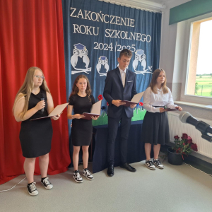 Uczniowie klasy VIII dziękują za wspólnie spędzone lata