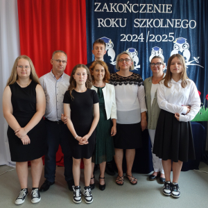 Rodzice i uczniowie pozują do zdjęcia 