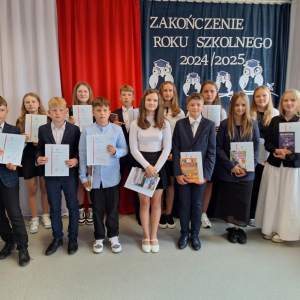 Wyróżnieni uczniowie pozują do zdjęcia