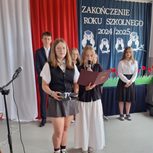 Uczniowie klasy VII żegnają się z uczniami z klasy VIII