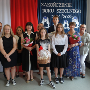 Rodzice, uczniowie z wychowawczynią i dyrektorką szkoły pozują do zdjęcia