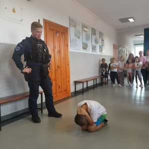 Uczeń demonstruje pozycję ciała podczas ataku psa