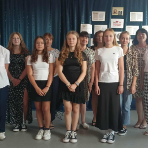 Uczniowie klasy VII, Pani Dyrektor Małgorzata Styga, nauczyciele i pracownicy szkoły biorący udział w Narodowym Czytaniu pozują do wspólnego zdjęcia.