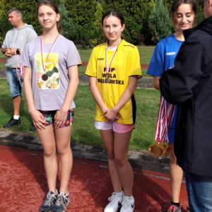 Marysia pozuje do zdjęcia ze srebrnym medalem