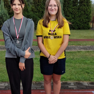 Kornelia pozuje do zdjęcia ze srebrnym medalem