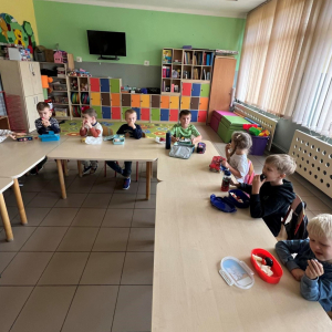 Dzieci z zerówki jedzą wspólne drugie śniadanie.