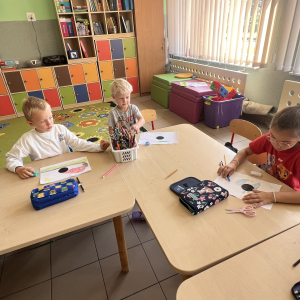 Dzieci tworzą kreatywne prace pobudzając wyobraźnię.