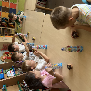 Przedszkolaki spożywają posiłek - babeczki i napoje owocowe  przygotowane prze kochanych rodziców.