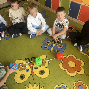 Przedszkolaki liczą kropki i rozwiązują działania matematyczne.
