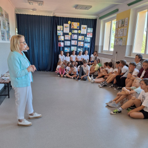 Pedagog mówi do dzieci.