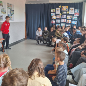 Kacper Łuc opowiada uczniom o swojej sportowej drodze.