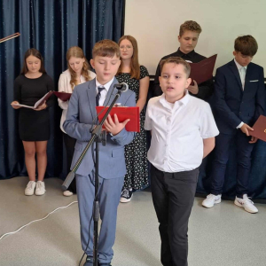 Fabian i Kornel śpiewają pieśń "Biały Pielgrzym"