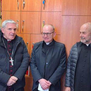 Po zakończeniu spotkania biskup dziękuje nauczycielom za wspólny czas i rozmowę.