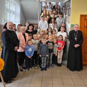 Grono Pedagogiczne i uczniowie robią sobie pamiątkowe zdjęcie z Księdzem Biskupem Krzysztofem Nitkiewiczem i Proboszczem naszej parafii Mieczysławem Marszałkiem.