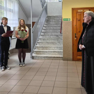 Bartek i Kornelia witają Księdza Biskupa Krzysztofa Nitkiewicza