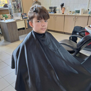 Nataniel uczestniczy w warsztatach fryzjerskich.